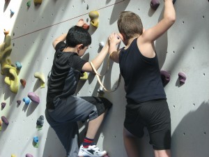 Zwei Schüler beim gemeinsamen Bouldern